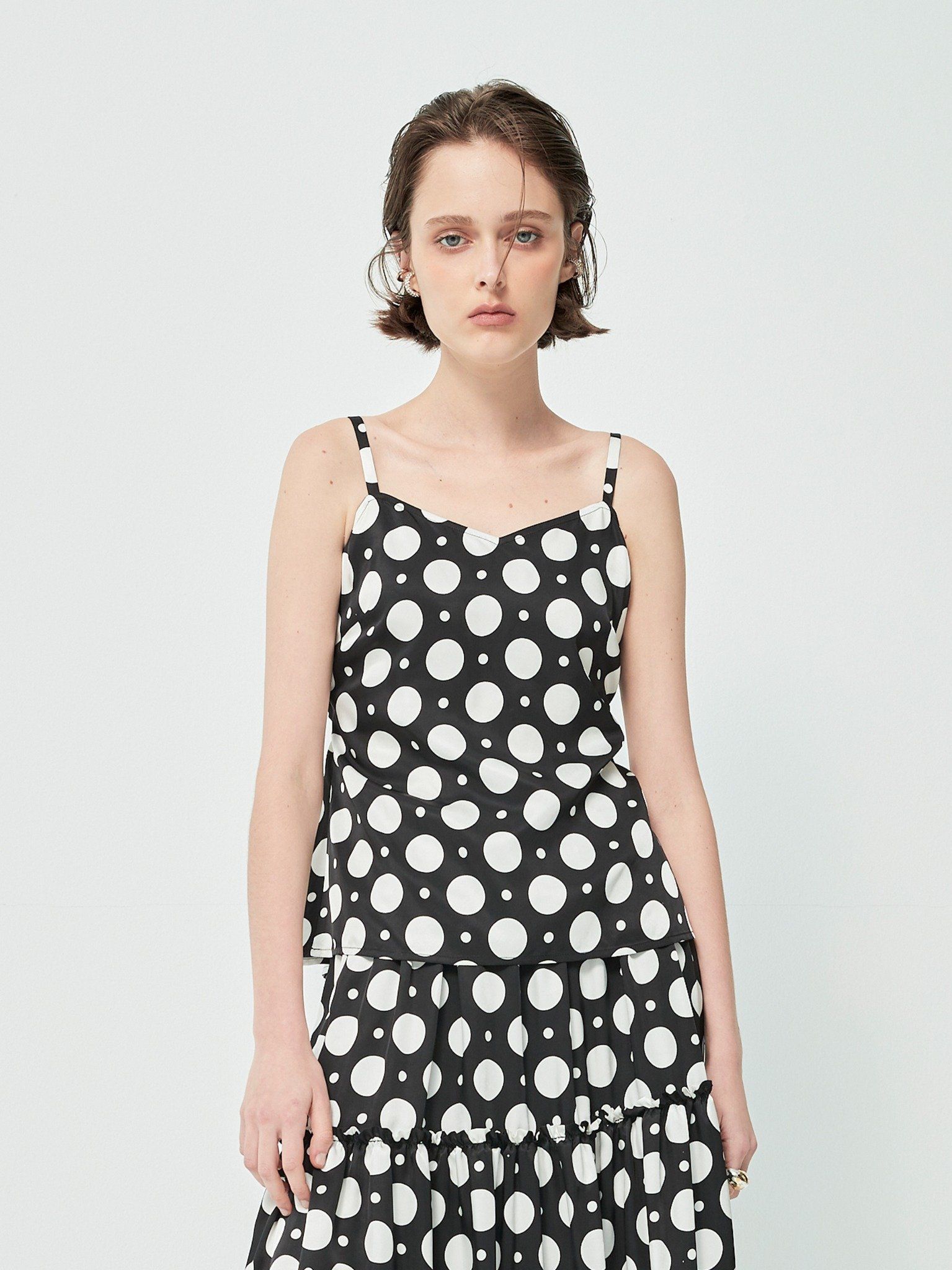 Áo 2 dây màu đen khoét lưng có dây thắt