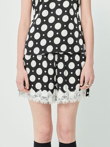 Quần short màu đen chấm bi viền ren
