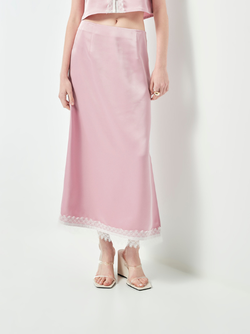Chân váy dài màu hồng xẻ tà có viền ren