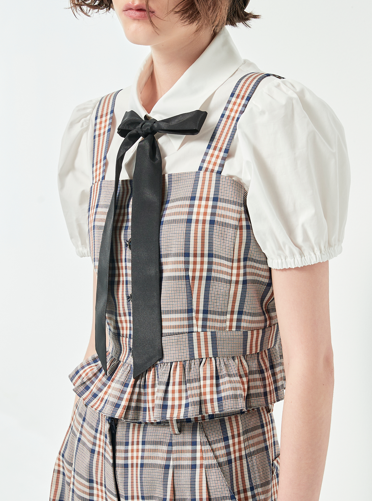 Áo hai dây đuôi xòe kèm nút nữ tính