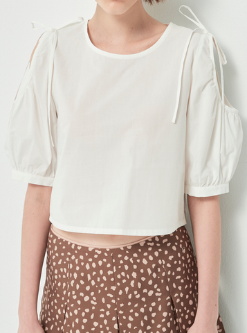 Áo kiểu khoét vai nữ tính, dịu dàng